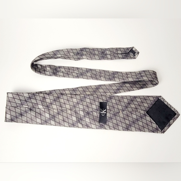 3/$30 CALVIN Klein Two Tone Grey 100% Silk Tie - Picture 4 of 5